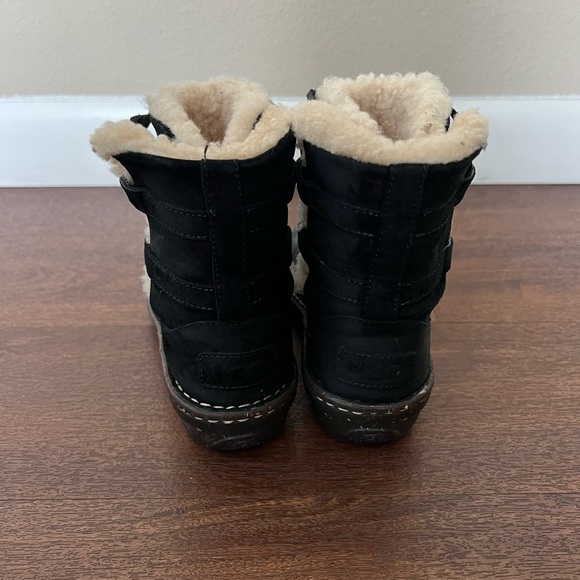 UGG Caspia Black Leather Lace Up Ankle Boots - Picture 6 of 12
